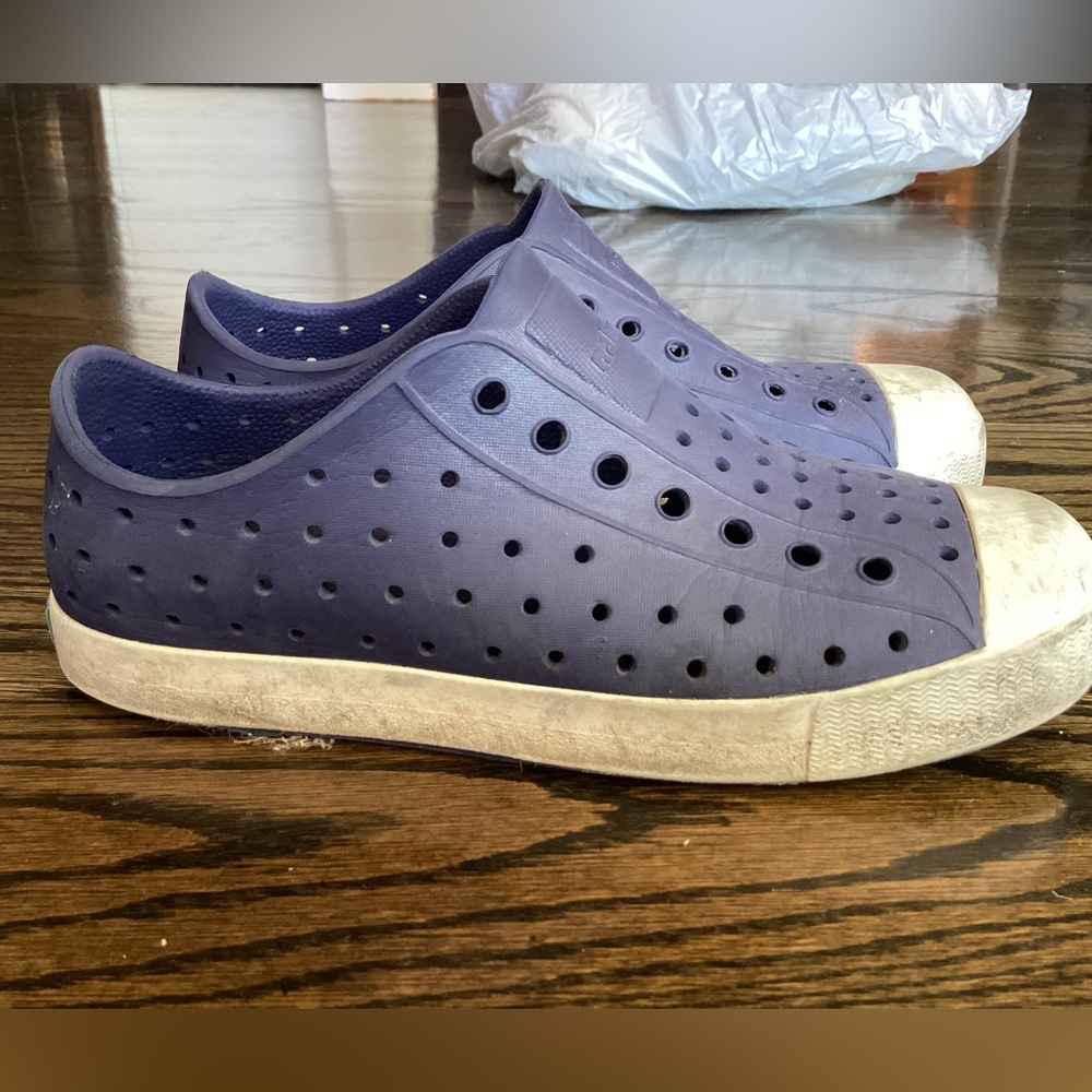 Native Shoes - Picture 2 of 5